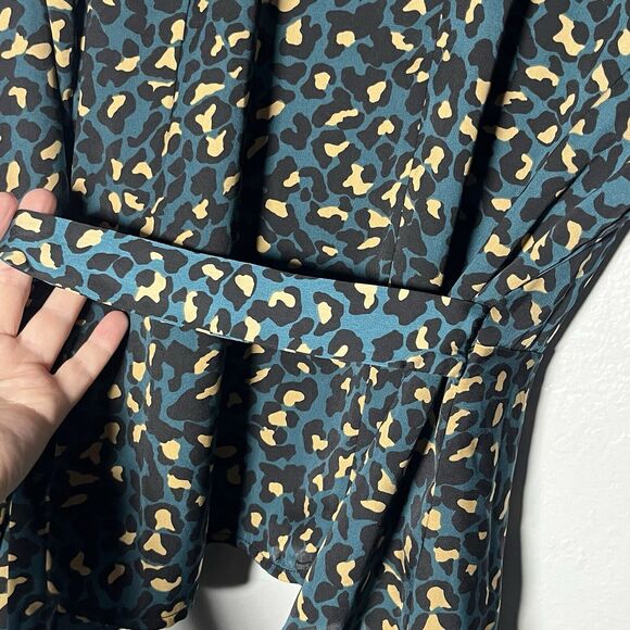 BCBGeneration Wrap Top Size Small Teal Leopard Print Tie Waist V Neck NWT $78 - Picture 10 of 13